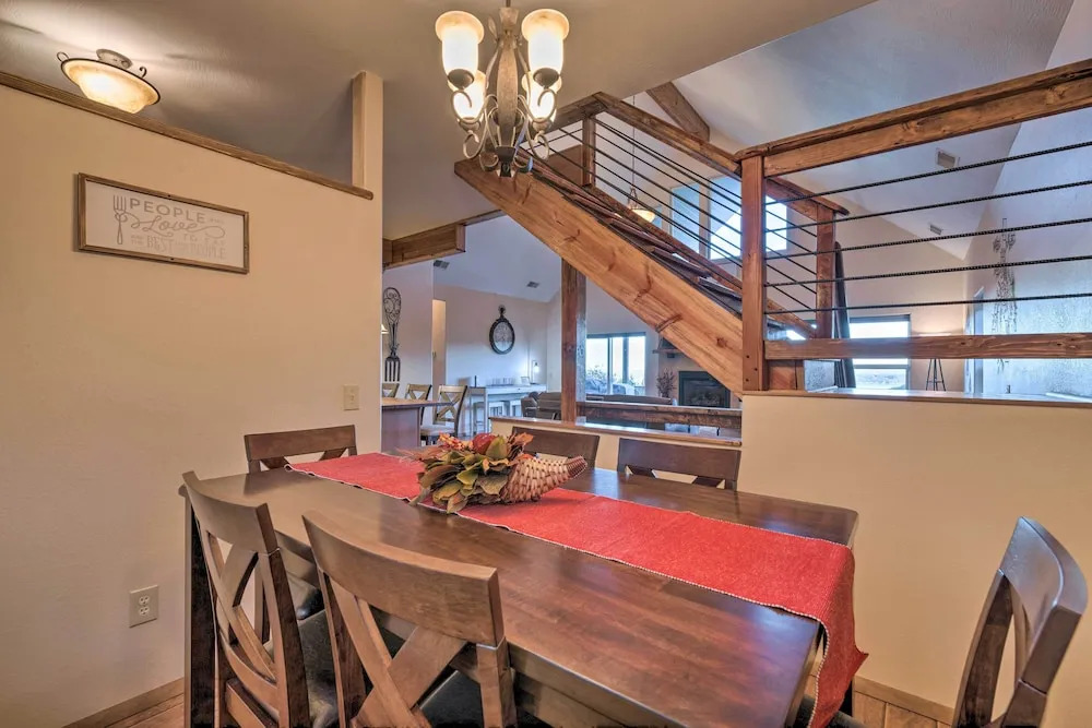 Pet-friendly Branson West Lodge w/ Hot Tub!