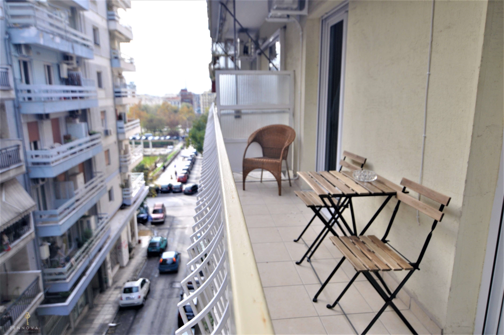 Zennova #4 Vintage City Center Apt