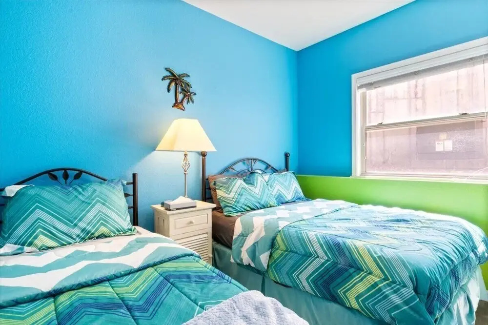 Lakefront 1st-floor Condo, Screened Patio, Pools & Courts