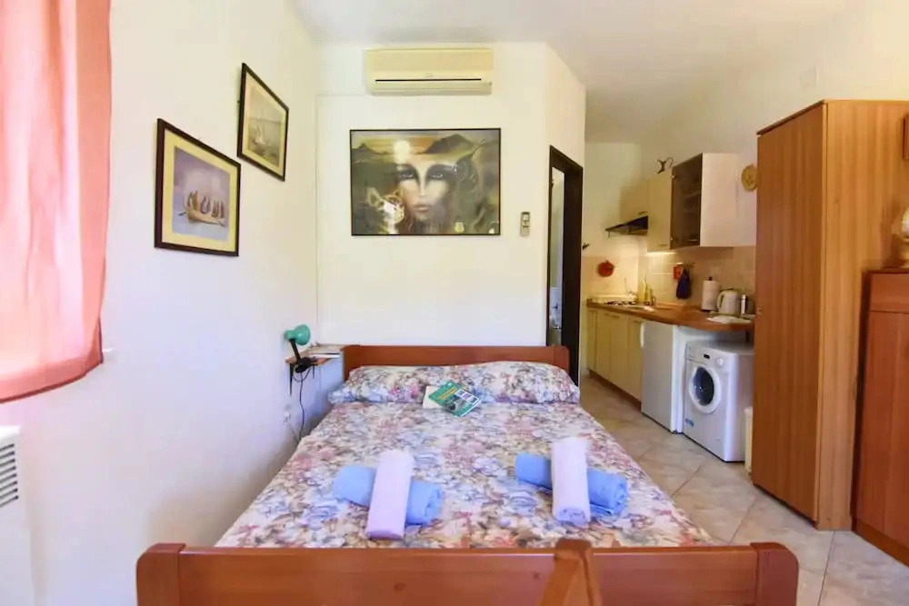 Cozy Studio With Garden Terrace in Zambratija