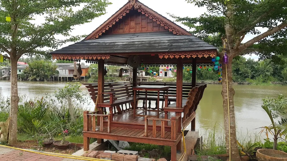Ruenthai Rimnam Resort