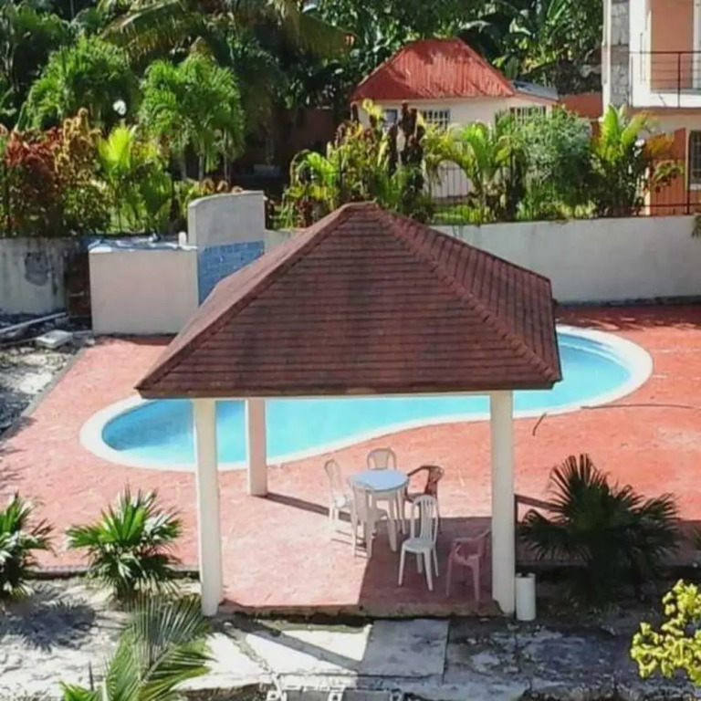 Nely y Pietro share apartment