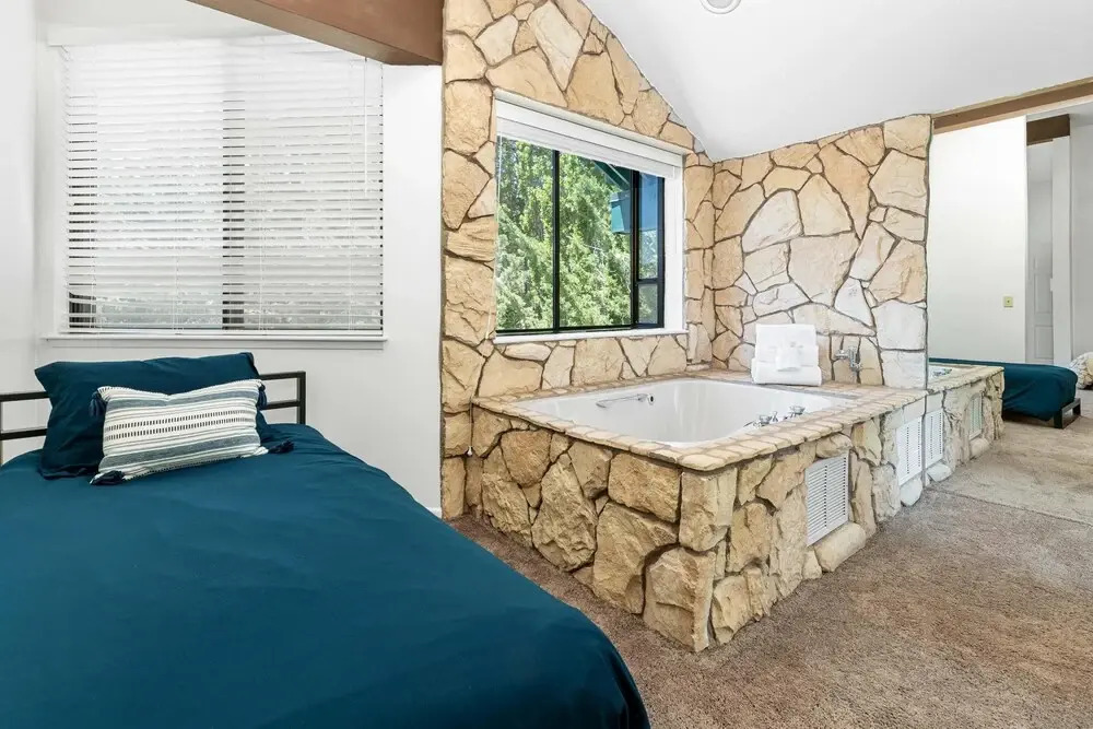 Tennis Courts and Swimming Pool - Delightful Mountain Sanctuary
