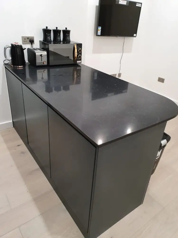 Perfect Holiday Escape - 1 and 2 Bedroom Deluxe Apartments at Liverpool Street