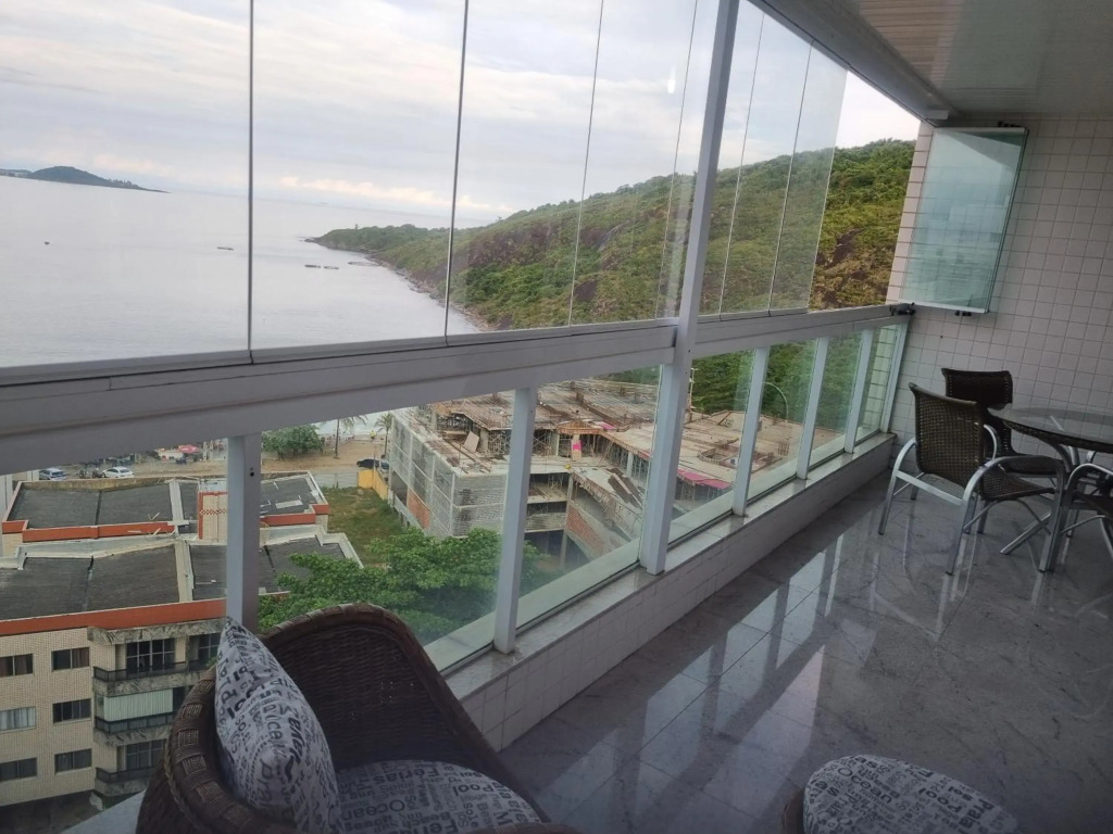 Apartamento Frente para o Mar - Varandão com Blindex - Vista Total para o Mar - 1 Suite e mais 2 Quartos-Ar Condicionado - 2 Vagas - BEIRA MAR - 70 metros da Praia do Morro e Praia da Cerca -WI-FI -TV -DISNEY PLUS-STARMAX-NETFLIX -HBO MAX