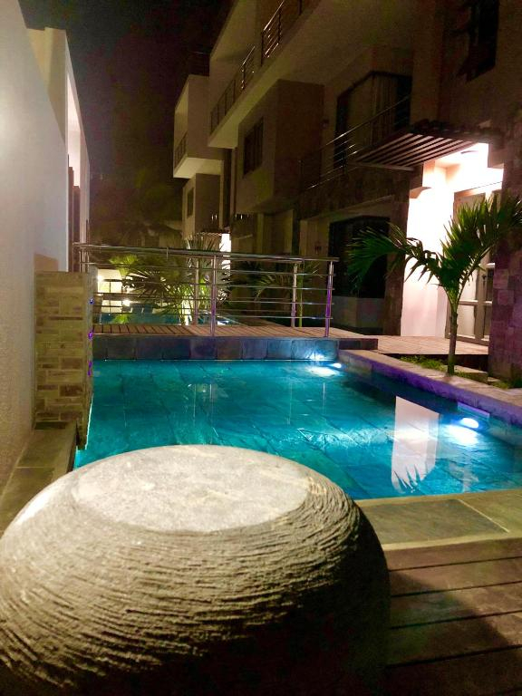 Luxury Westwood Apartment+pool