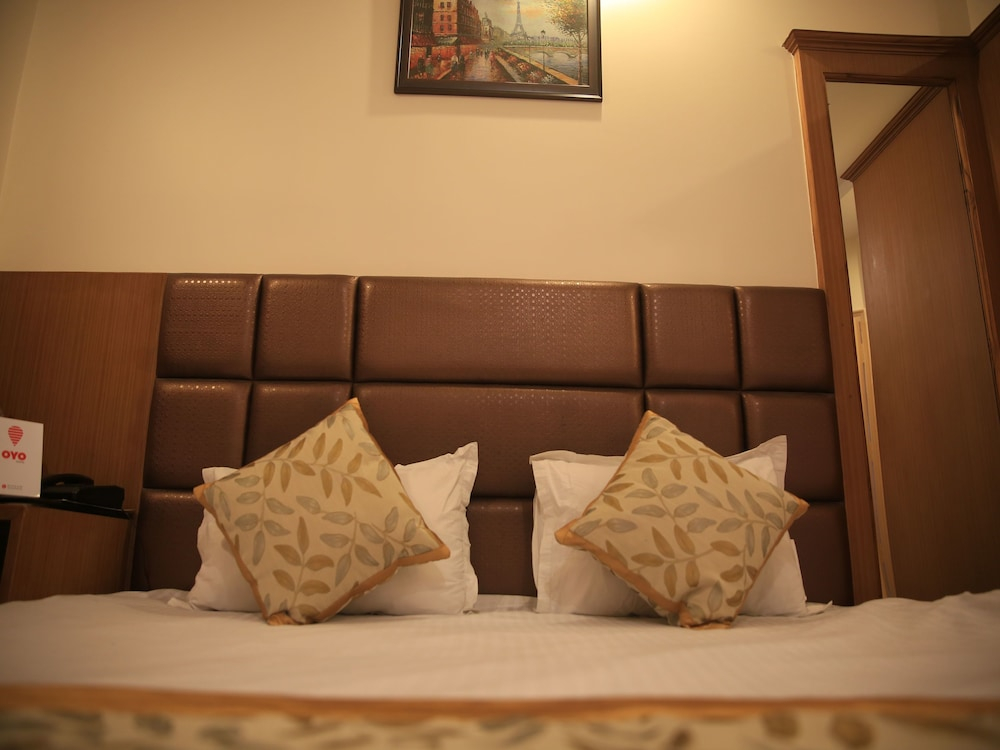 OYO 4300 Hotel The Royal Placid
