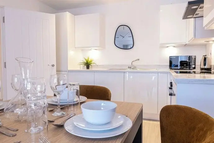 Pristine 1 and 2 bedroom apartments near business district, walking distance to city centre, free internet & complimentary parking by Sojo Stay