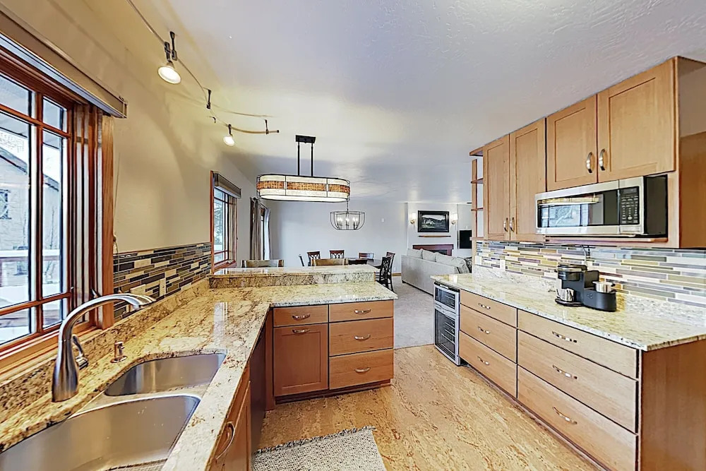 Amazing Alpine Getaway, Walk To Bus - Near Slopes 5 Bedroom Home