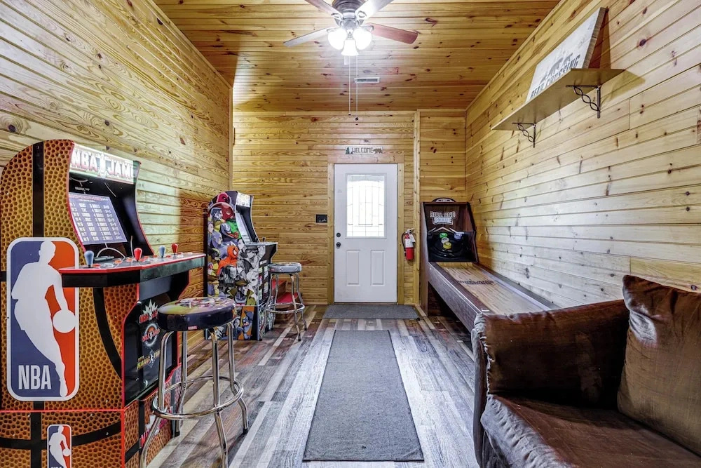 Expansive Smoky Mtn Retreat w/ Main & Guest Cabins