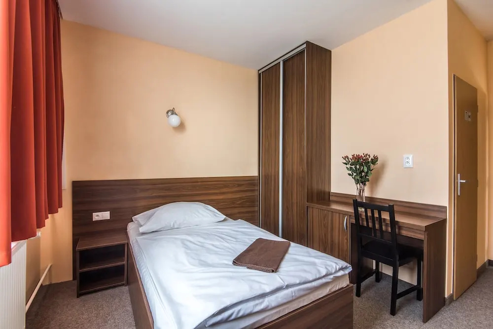 City Hotel B&B, reception 24 7, 800m od-from R1, free parking