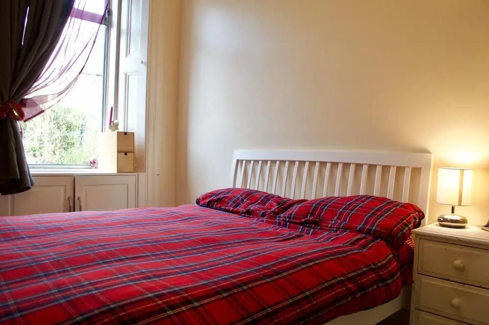 Garden Home Near City Centre With Parking, Sleeps 5