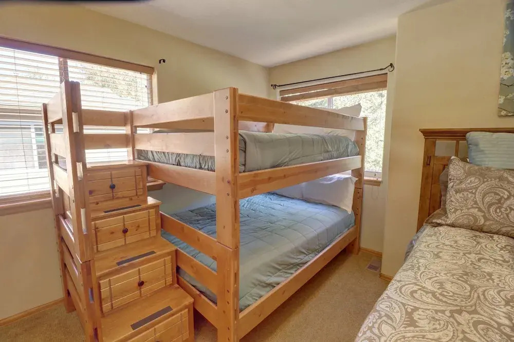 75 Corinthian 3br 3ba Spacious Layout, Private Garage. 3 Bedroom Townhouse by RedAwning