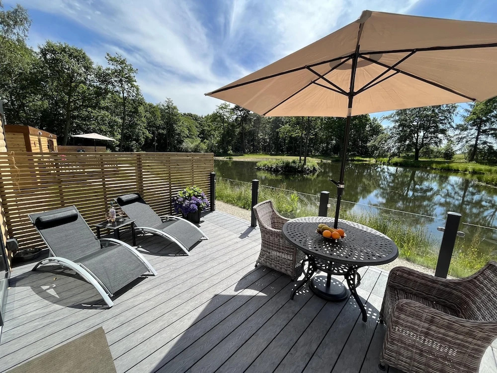 Pine Boutique Lodge with hot tub for couples & dog
