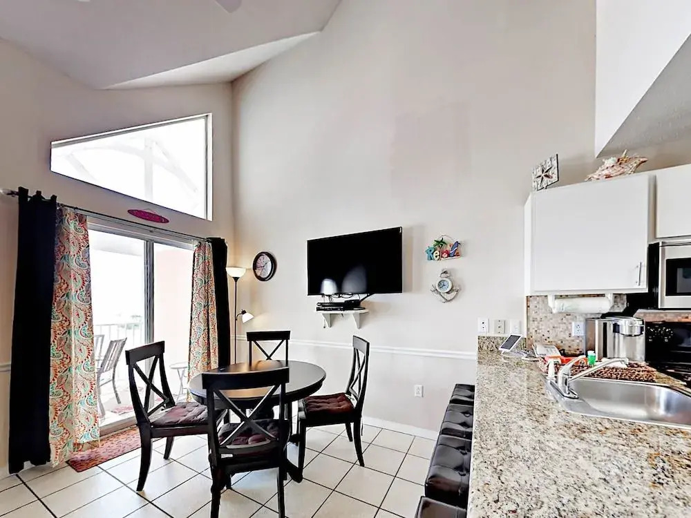 Gulf Shores Condo w/ Pool, Hot Tub - 1 Br condo by RedAwning
