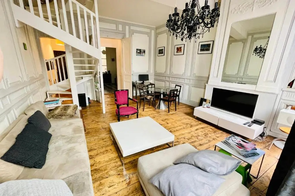 T4 apartment in the heart of old Bordeaux close to all amenities