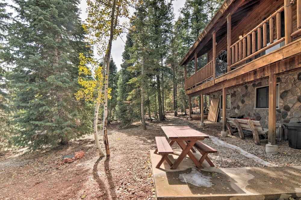 Duck Creek Village Cabin w/ Deck on Half Acre