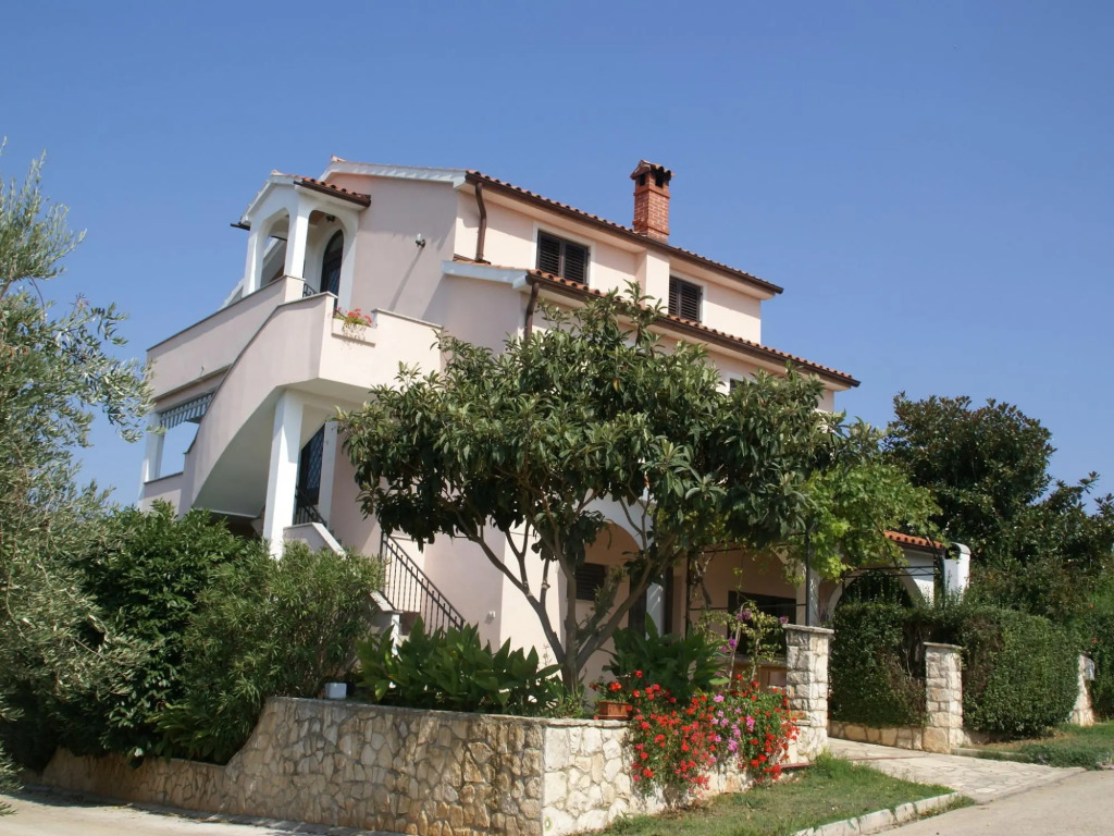 Relaxing Apartment in Banjole With Shared Pool