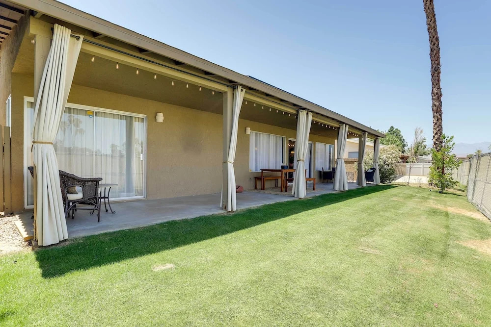 2 Mi to Indian Wells: Palm Desert Home w/ Fire Pit