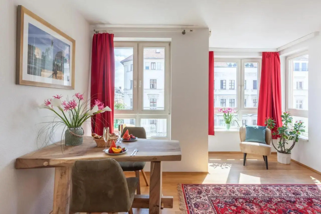 Stilvolles Studio in downtown Mitte, Boxspringbett, Balkon, Blick über Berlin auf den Himmel, zentrale Lage, Kiez vor der Haustür