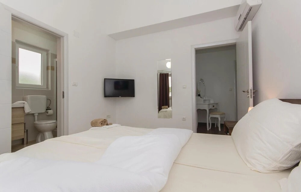 Beautiful Home in Marcana With Wifi and 4 Bedrooms