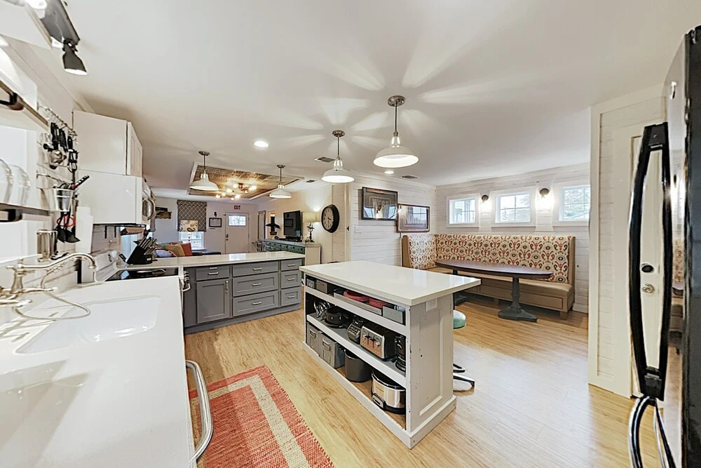 Updated West North Inn, Walk To Schlitterbahn 3 Bedroom Home