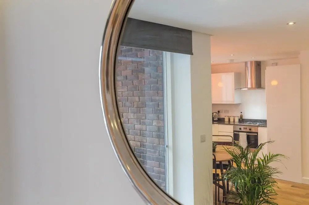 Super Central 2 Bedroom Flat With Balcony Zone 1!