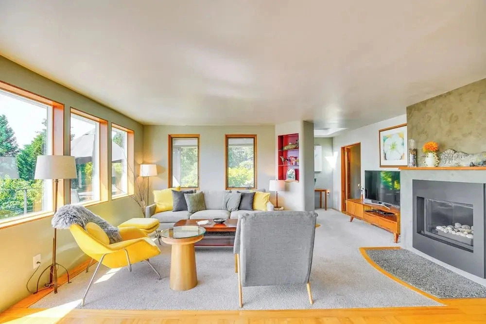 Gig Harbor Home: Large Deck, Outdoor Dining Area