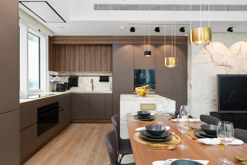 Maison Privee - Deluxe 3BR Apt w/ Dubai Marina View and Beach Access