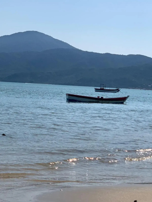 Lindo Apartamento no Mariscal, Bombinhas, com estacionamento e quintal, a 290 metros da praia do Canto Grande!!!