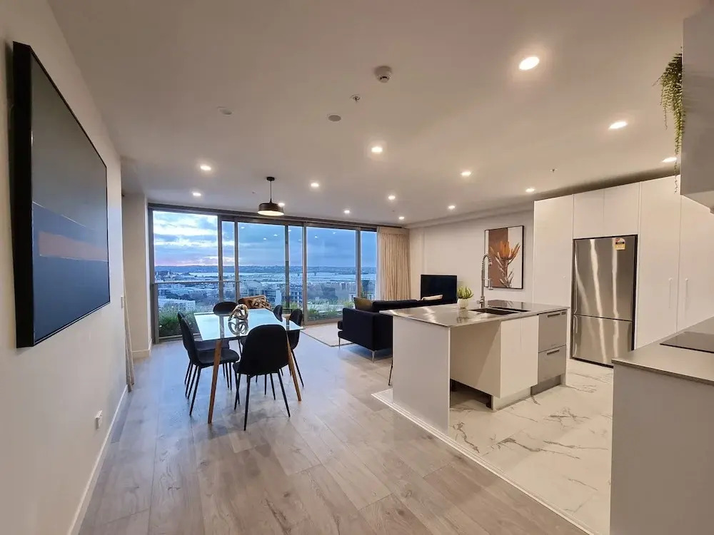 Luxe Apt w Harbour-Sunset Views -Parking