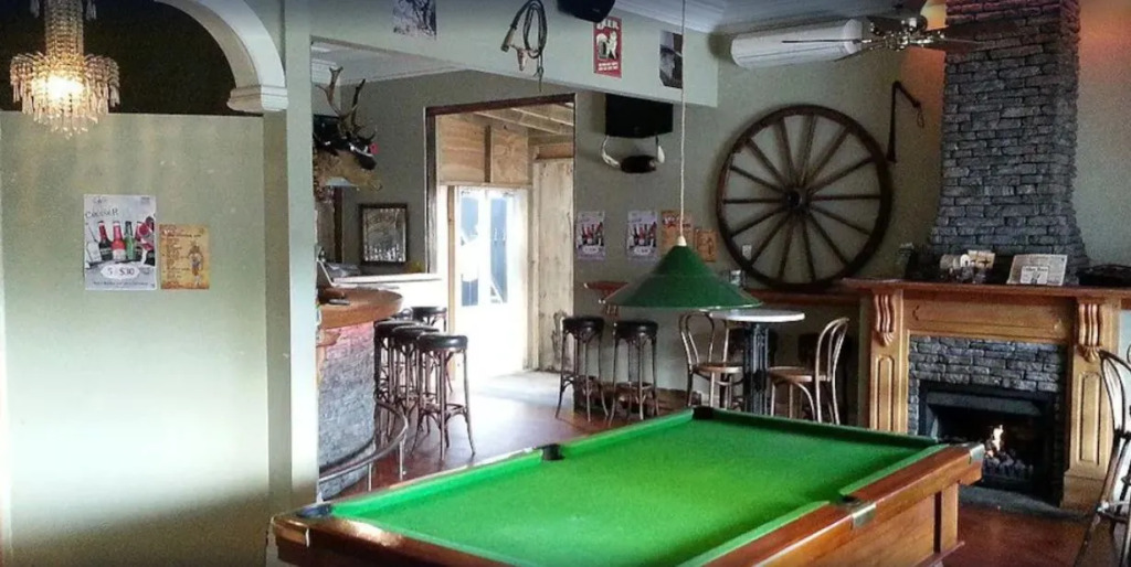 Shooters Saloon Bar Hotel & Cabins