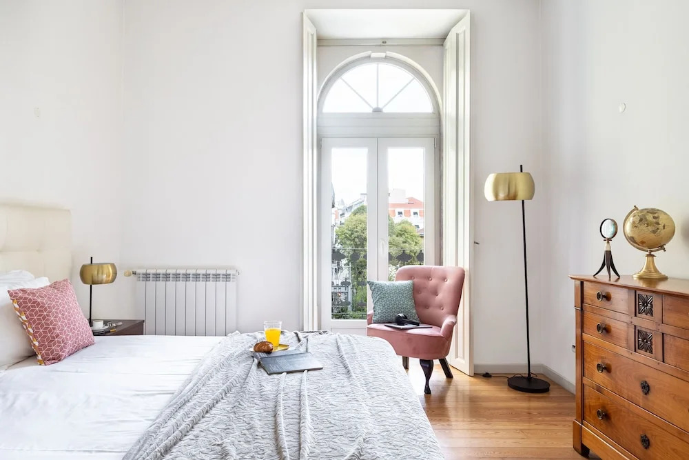 JOIVY Splendid 2BR Apt w/ parking&balcony, 10mins to Praça do Comércio