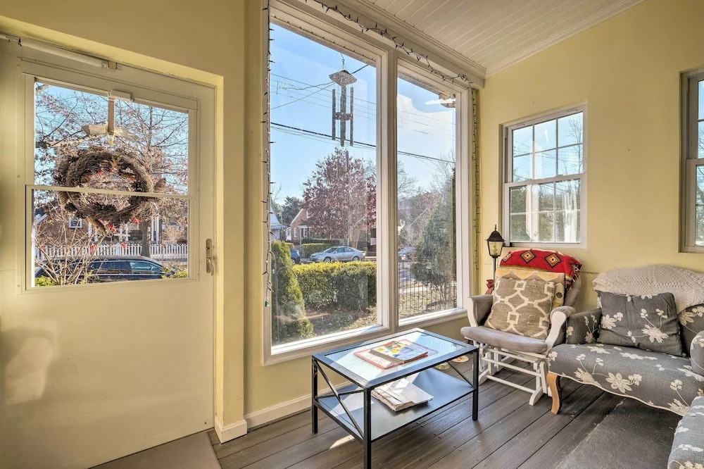 5 Mi to National Mall: Home in Washington DC