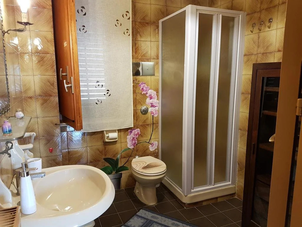 Villa del Golfo Urio with swimming pool shared by the two apartments it is essential to have a car