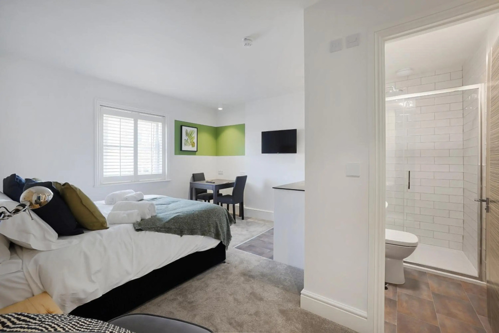 Self contained eco-studio apartments Perfect for contractors Pets welcome Like a hotel but better Pure Abodes serviced accommodation