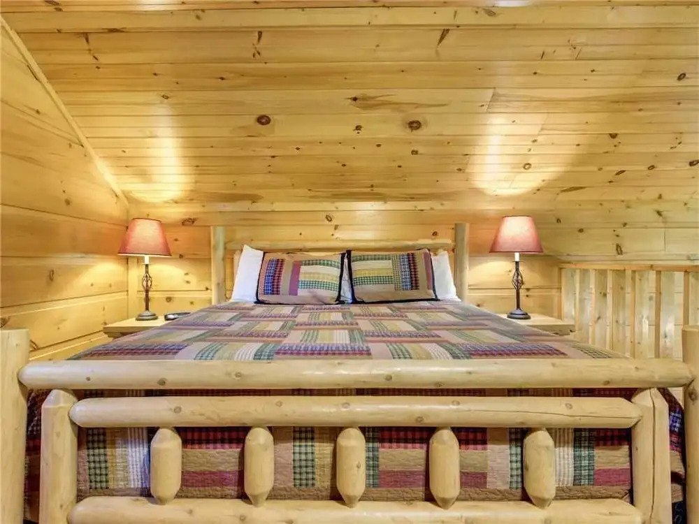 Bearadise 1 Bedroom Home with Hot Tub