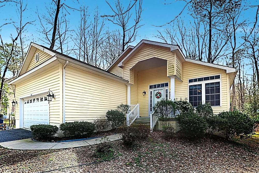 New Listing! Choice Getaway - 5 Pools & Beach Club 3 Bedroom Home