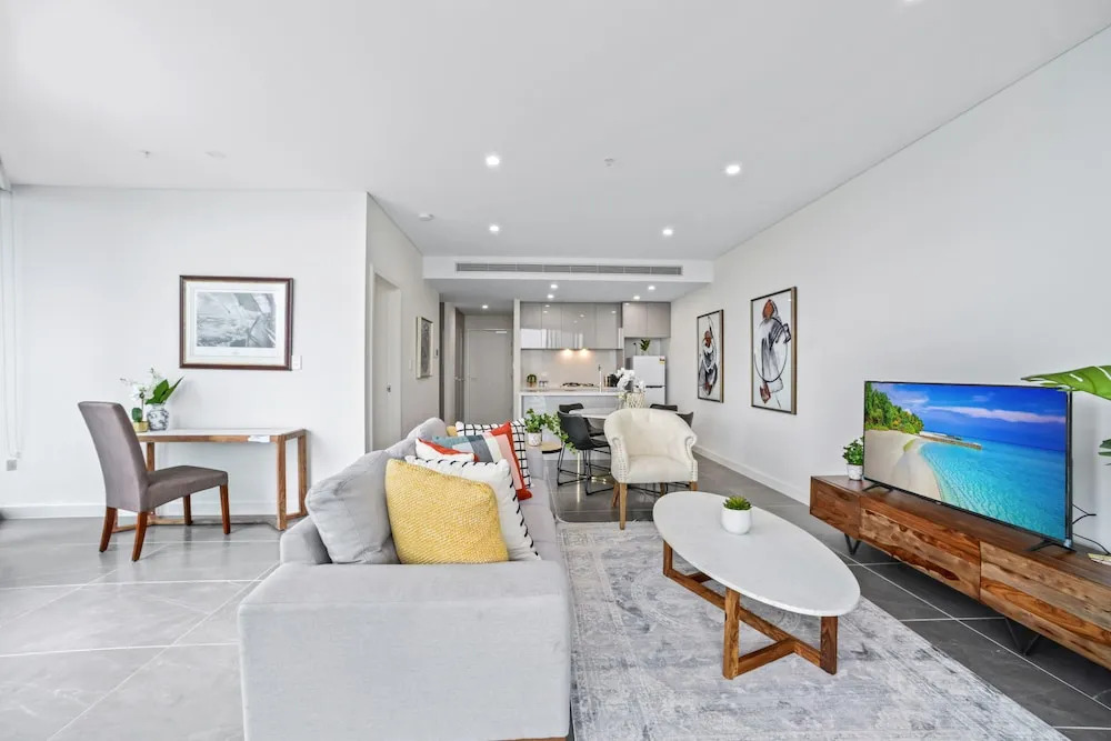 HomeHotel-Ultra Luxury 2 Bedroom next to Mall & Train