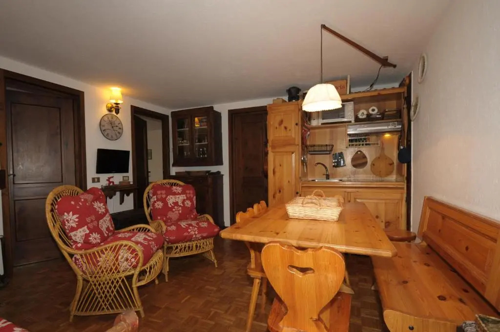 ALTIDO Rustic Apt for 4 with Parking Nearby Ski Lifts