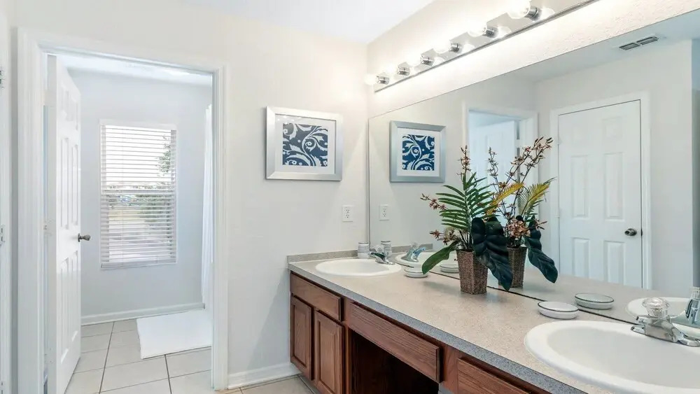 Home With Lakeview Close to Disney w Pool