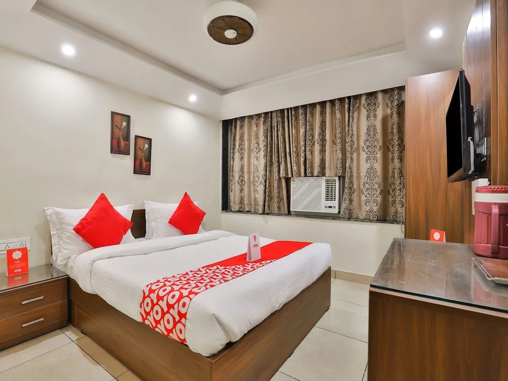 OYO 16086 Hotel Moris Banquets