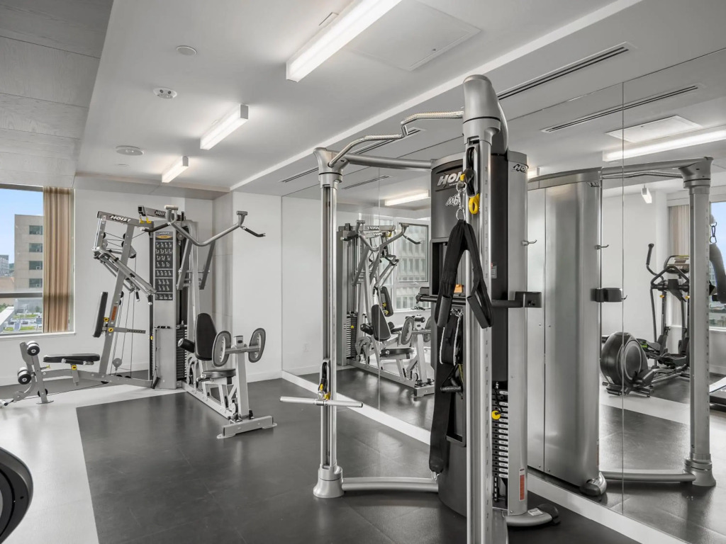Sleek 1BR + office Condo - CN Tower/Skyline view
