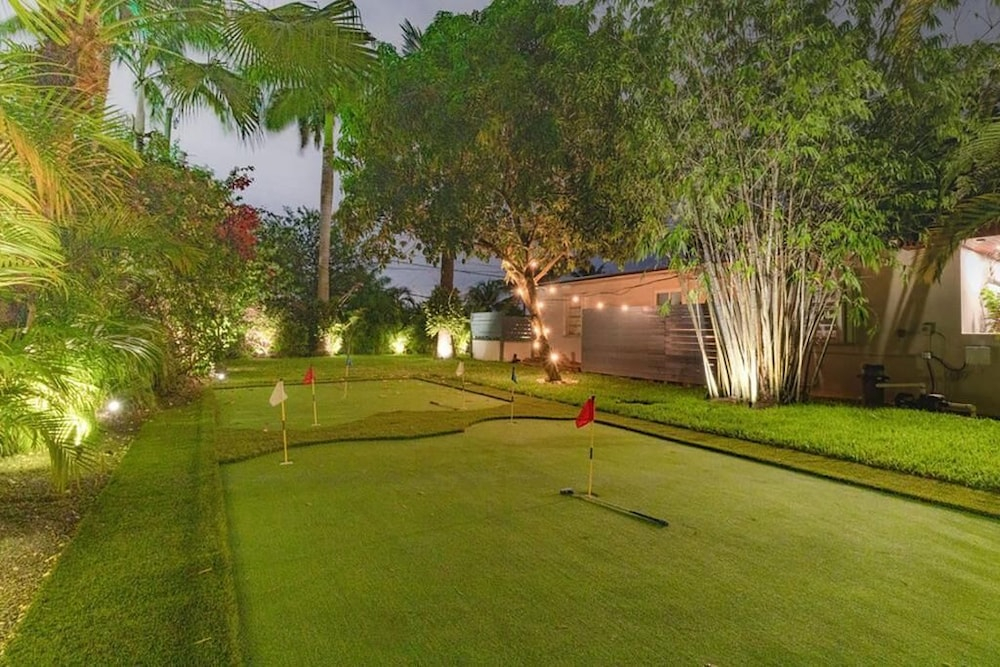 Villa Oahu Basketball Fire Pit Mini Golf