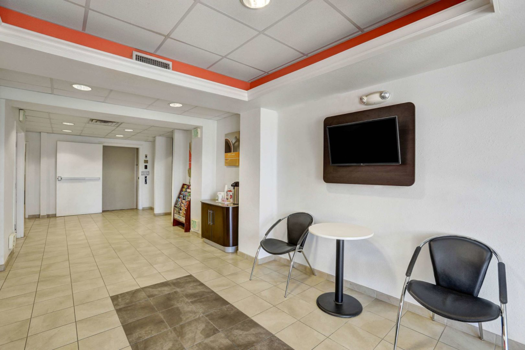 Howard Johnson by Wyndham Lemoore