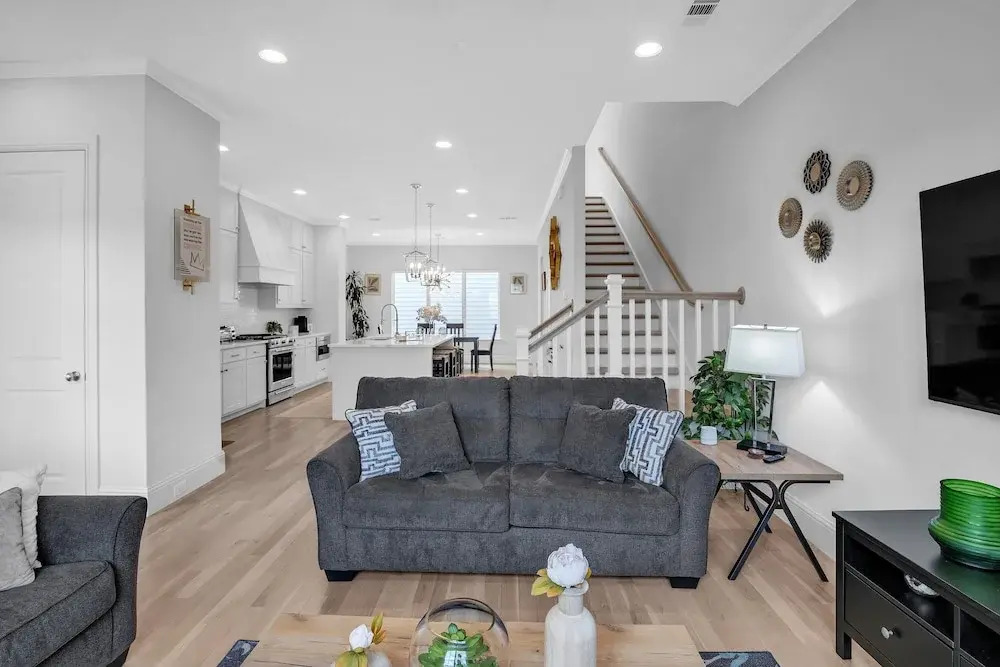 Modern 3br In Bishop Arts Walk To Shops & Dining 3 Bedroom Duplex