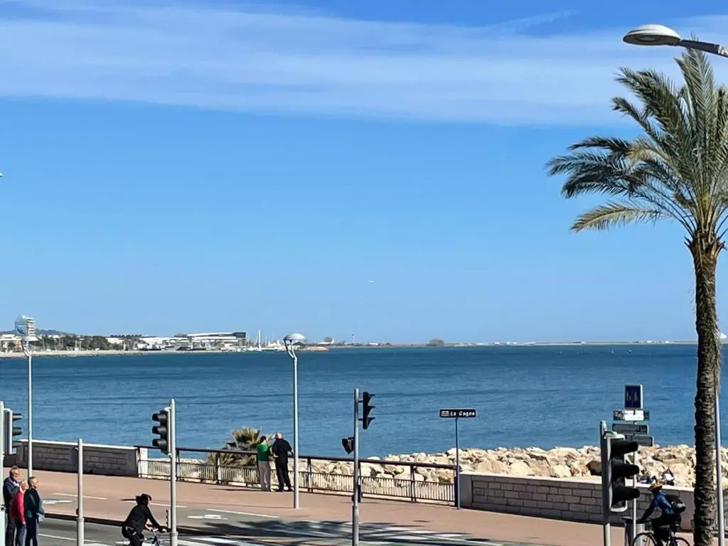 Appartement Au bord de la mer, vue plage , piscine, parking