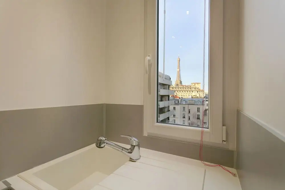Eiffel Tower View Private Apartment