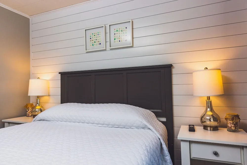 Bearskin Neck Motor Lodge