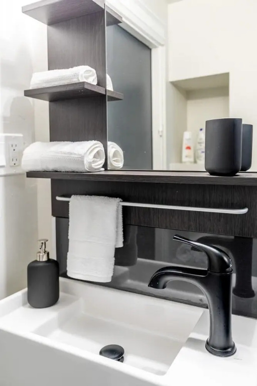2BR Apt w Netflix- In the Heart of DT Hamilton